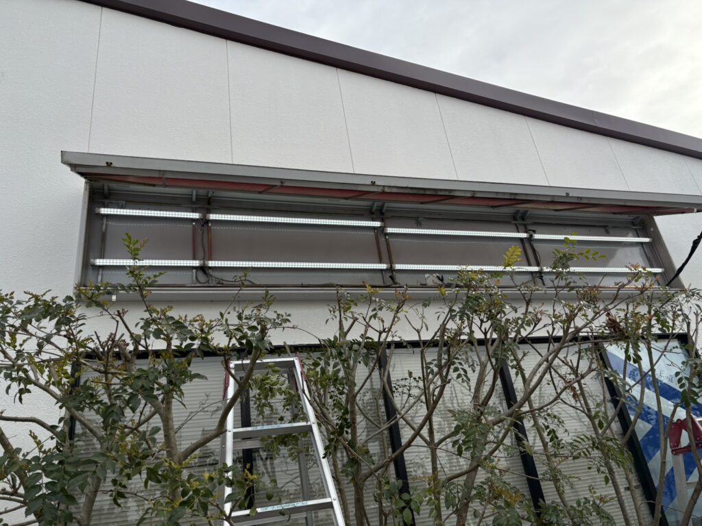 看板内蛍光灯LED付け替え工事の様子
