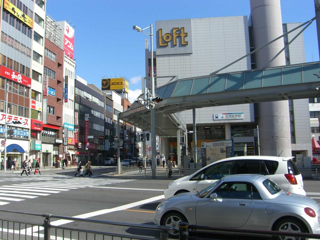 看板が立ち並ぶ岐阜市街の様子